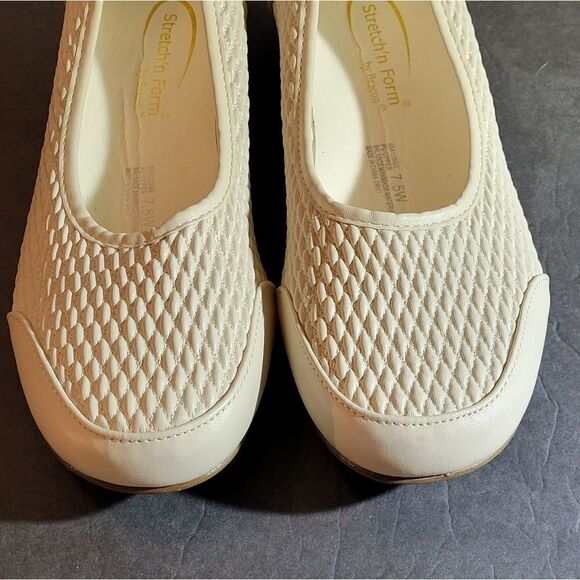 BRAND NEW STRETCH'S FROM BEACON WHITE FLAT SHOES - Picture 2 of 16